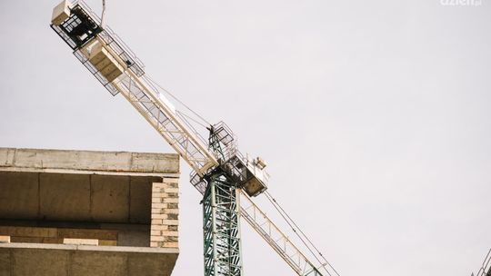 Usługi dźwigiem – zakres działań, optymalizacja kosztów i sposób realizacji