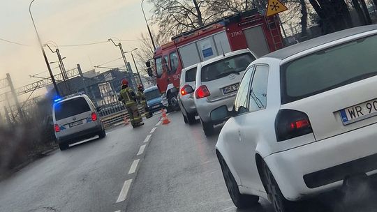 Ustronie. Wpadł w poślizg i ściął latarnię
