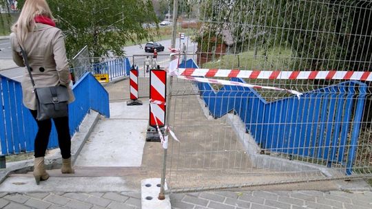 USTRONIE: Znika rdza ze schodów