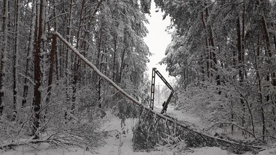 Usuwają awarie. Coraz mniej odbiorców bez prądu 