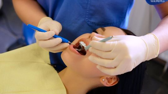 Usuwanie kamienia nazębnego - jak przebiega zabieg skalingu?