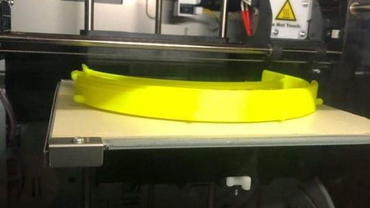 UTH drukuje przyłbice