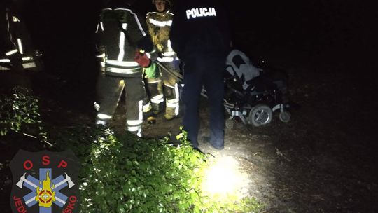 Utknął w błocie. Nietypowa akcja strażaków