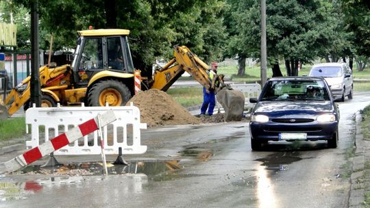 Utrudnienia na ul. Głównej. Pękła rura.