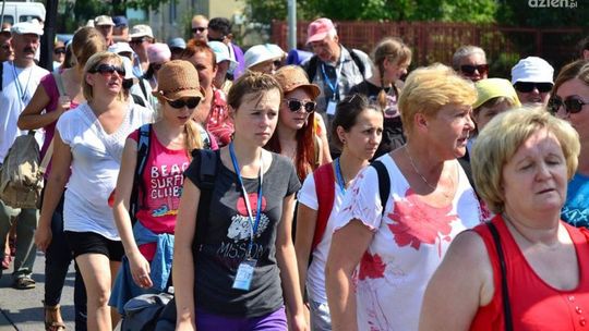 Utrudnienia w ruchu. Przejdą pielgrzymi