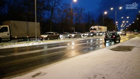 Uwaga! Szklanka na drogach i chodnikach