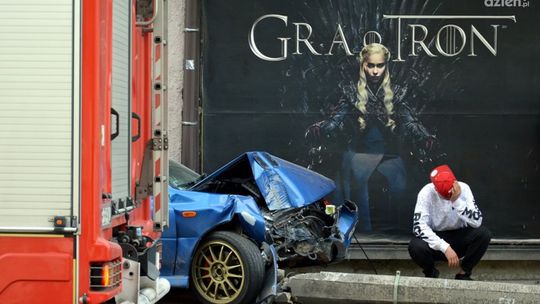 Uwaga. Wjechał w inne auto, potem w słup