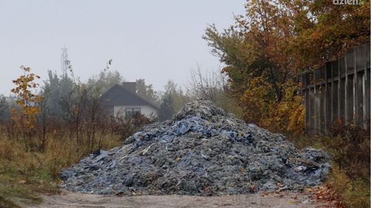 UWAGA! Wyrzucił odpady garbarskie na drogę