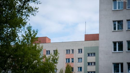 Uwierzyła oszustom i wyrzuciła pieniądze przez okno