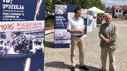 W Białobrzegach otwarto specjalną wystawę na rynku