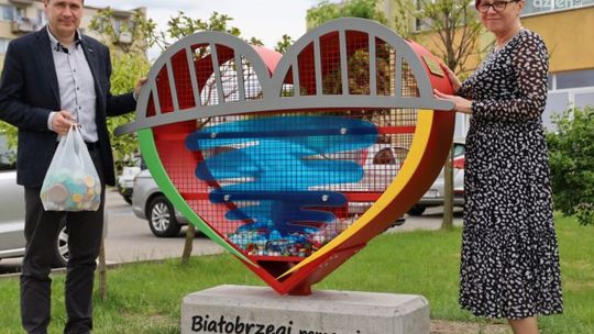 W Białobrzegach stanęło specjalne serce na nakrętki