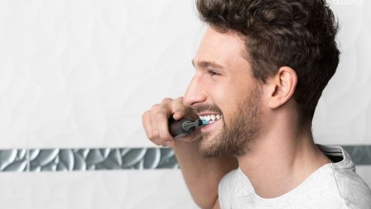 W jaki sposób szczoteczka soniczna myje zęby? Czy warto ją używać?