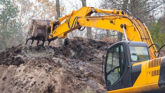 W jakich sytuacjach warto sięgnąć po koparkę gąsienicową?
