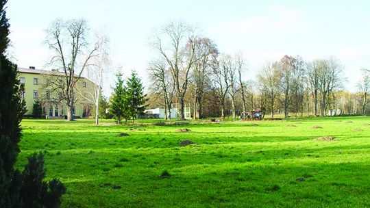 W Jurkach zabytkowy pałac i zabytkowy park