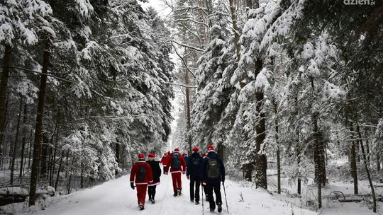 W mikołajkowych przebraniach przez Puszczę Kozienicką