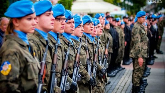 W mundurze im do twarzy
