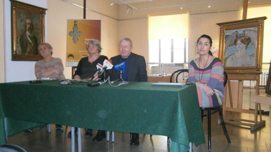 W muzeum średniowieczny krzyż i Malczewski