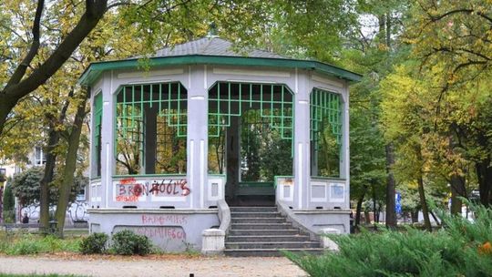 W parku straszy altana i... nie tylko