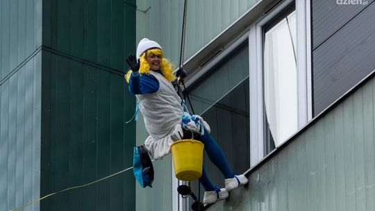 W przebraniach postaci z bajek skoczyli z ósmego piętra! W przebraniach postaci z bajek skoczyli z ósmego piętra!
