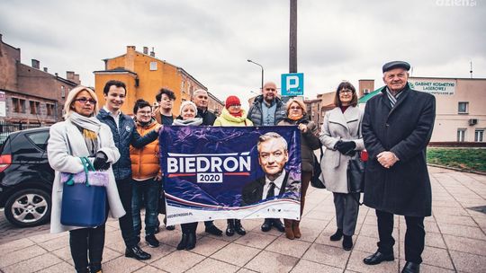 W Radomiu zawisł pierwszy baner Roberta Biedronia