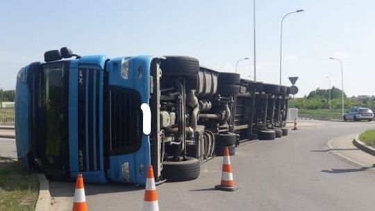 W Szydłowcu przewróciła się ciężarówka ze szkłem 