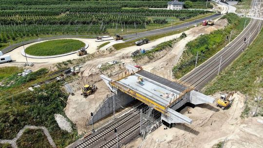 W Warce powstaje nowy wiadukt nad linią kolejową