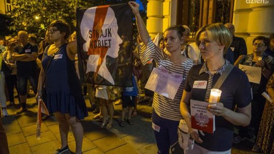 W związku z podpisem idą przed PiS