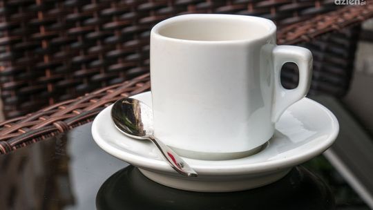 Wady i zalety szklanego stołu w jadalni