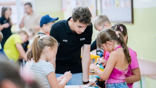 "Wakacje z robotyką". Warsztaty LEGO dla dzieci z radomskich szkół