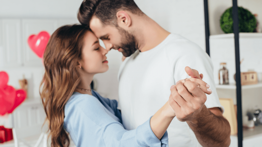 Walentynki 2021 - jak spędzić romantyczny wieczór w domu?