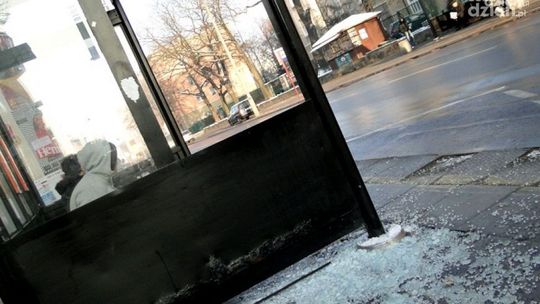 Wandale nie próżnują. Kto płaci za zniszczone wiaty?