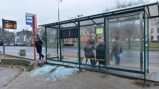 Wandale niszczą przystanki