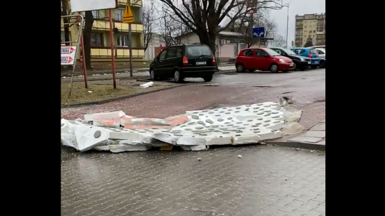 Wichura. Powalone drzewa, zerwane dachy