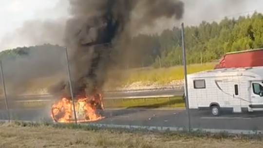 WIDEO. Pożar auta służb technicznych na S7