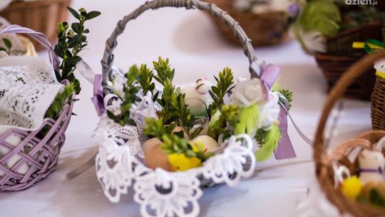Wielkanoc. Święcenie pokarmów przed kościołami