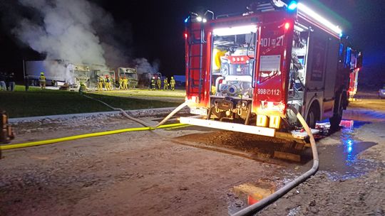 Wielki pożar ciężarówek. Kolosy płonęły jak pochodnie Wielki pożar ciężarówek. Kolosy płonęły jak pochodnie