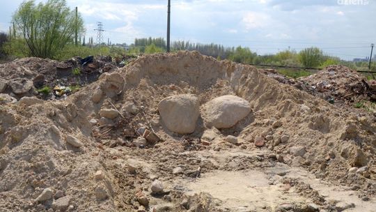 Wielkie gruzowisko na łąkach nad Potokiem