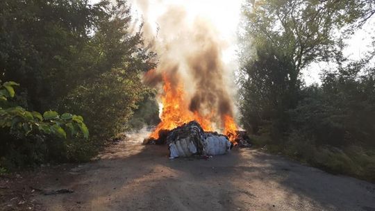 Wierzbica. Pożar na terenie byłej cementowni. Właściciel terenu wydaje oświadczenie