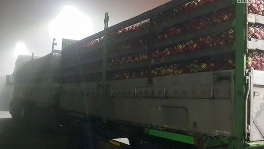 Wieźli za dużo jabłek