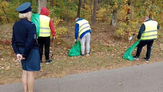 Więźniowie pomagali przy sprzątaniu lasu