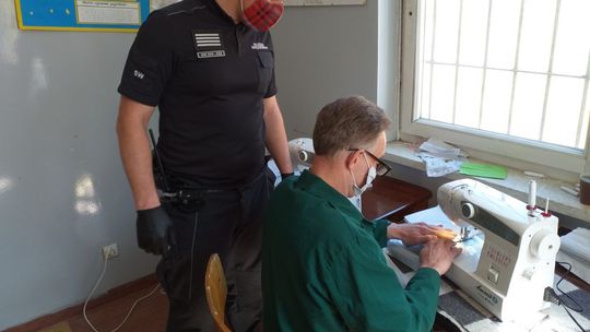 Więźniowie szyją maseczki