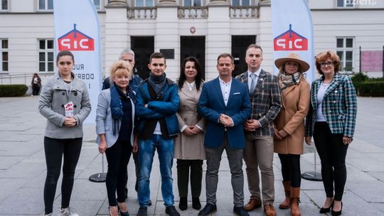 "Willa z basenem dla każdego!" Ruch Dobrobytu i Pokoju zaprezentował kandydatów do sejmu "Willa z basenem dla każdego!" Ruch Dobrobytu i Pokoju zaprezentował kandydatów do sejmu