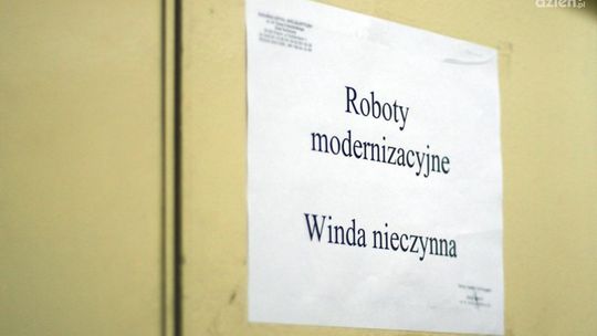 Winda nieczynna. Pacjentów przenoszą po schodach