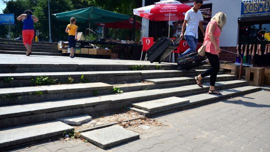 Witamy... zrujnowanymi schodami!