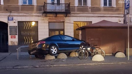 Wjechał na betonowe półkule. Został ukarany