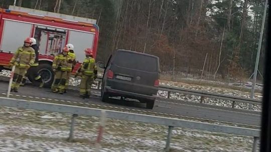 Wjechał w naczepę i uderzył w barierki na S7