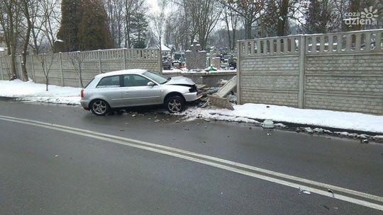 Wjechał w ogrodzenie cmentarza