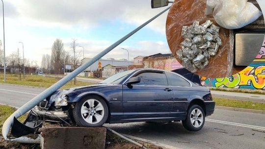 Wjechał w słup. Policjanci znaleźli przy nim kokainę i amfetaminę Wjechał w słup. Policjanci znaleźli przy nim kokainę i amfetaminę