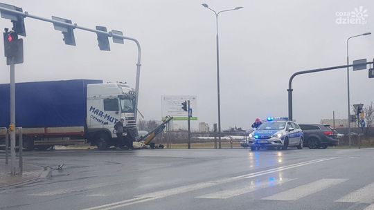 Wjechał w sygnalizację