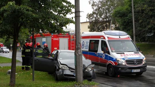 Wjechała w słup na Narutowicza